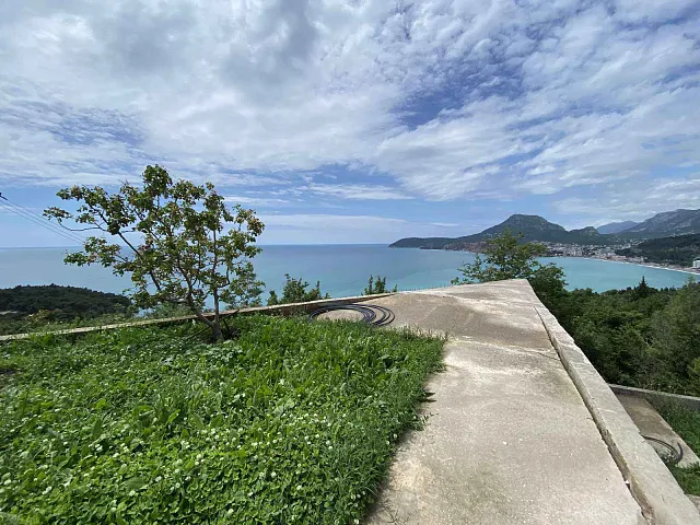 Zum Verkauf steht ein eingezäuntes Grundstück mit Panoramablick auf die Adria