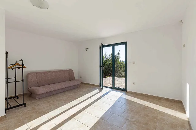 57 m² Haus mit einem Schlafzimmer, zwei Etagen und einem schönen Grundstück mit Meerblick in Mrčevac. — photo 6
