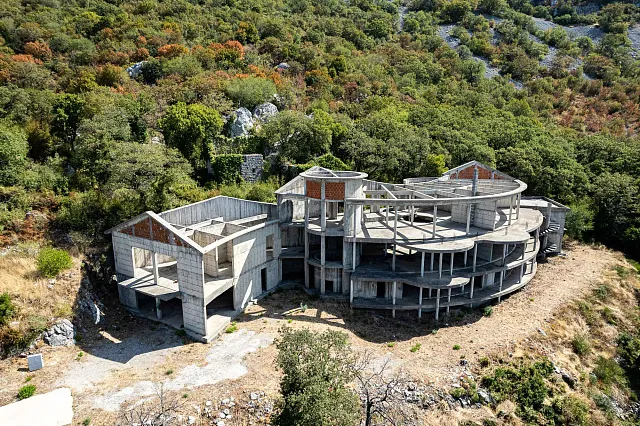 7.715 m² Grundstück mit Gebäuden und Rohbau nahe Sveti Stefan — photo 26