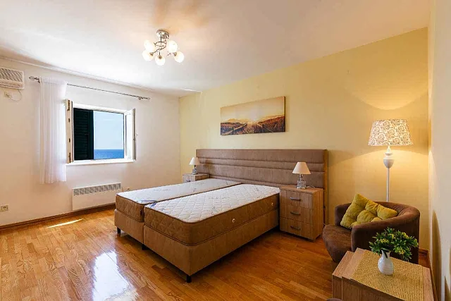 Geräumige Duplex-Wohnung mit Meerblick in Sveti Stefan — photo 32