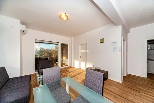 Wohnung mit Meerblick in zwei Wohngebäuden mit Aufzug in Rafailovici.