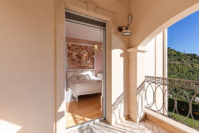 Eleganz und Gelassenheit in einer luxuriösen Villa mit Panoramablick auf das Meer. — photo 52