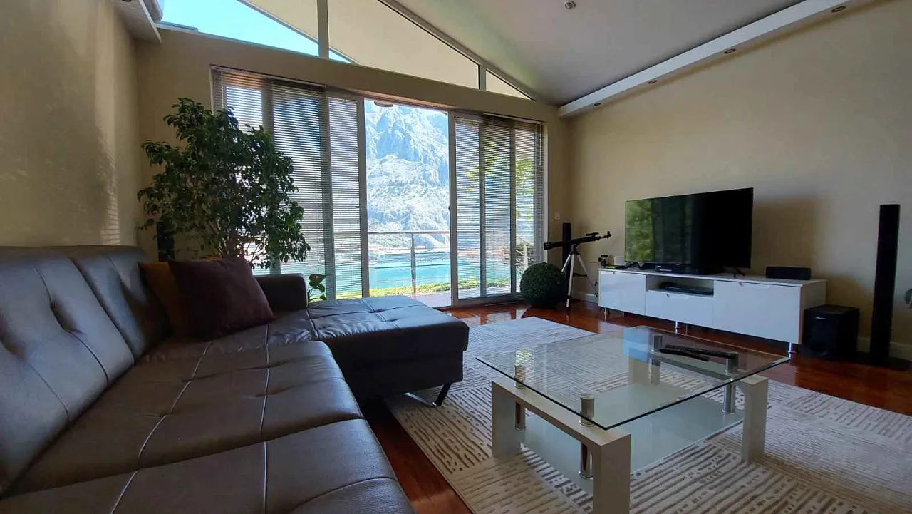 Haus mit Blick auf die Bucht von Kotor