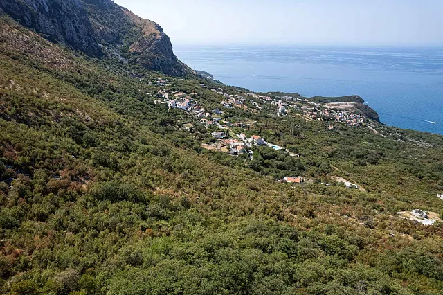 7.715 m² Grundstück mit Gebäuden und Rohbau nahe Sveti Stefan — photo 36