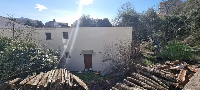 Haus in Dubovica, Budva – 43 m² mit Baugenehmigung für ein Gebäude von 360 m²