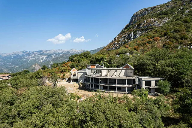 7.715 m² Grundstück mit Gebäuden und Rohbau nahe Sveti Stefan — photo 28