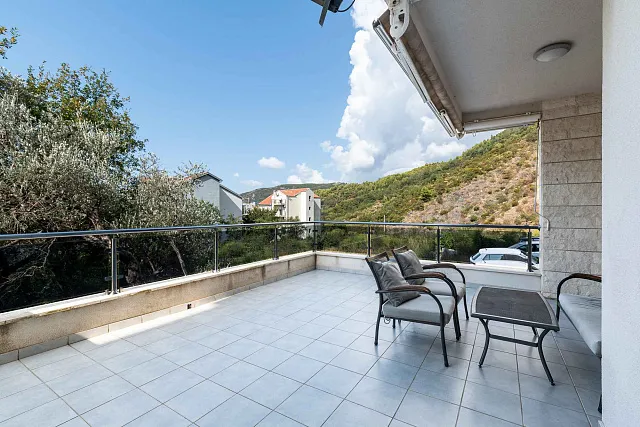 Moderne 2-Zimmer-Wohnung mit großer Terrasse und Garage in Bečići — photo 4