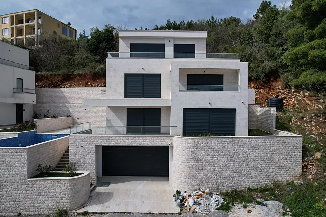 Luxuriöse Neubauvilla mit Panoramablick auf das Meer und die Altstadt von Budva — photo 22