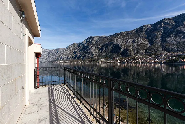 Eine luxuriöse dreistöckige Villa in erster Meereslinie in Kotor — photo 76