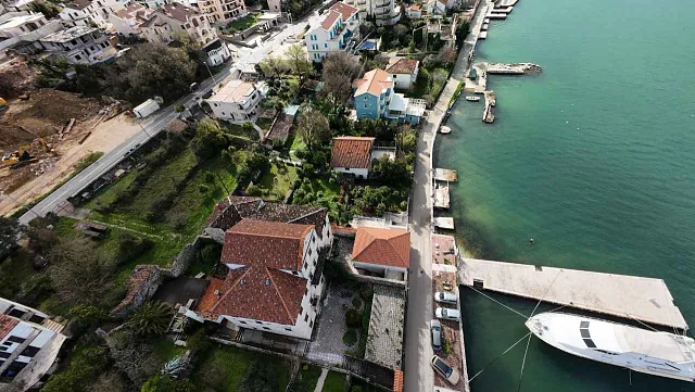 Steinpalast – Eine Berührung deGeschichte am Ufer der Bucht von Kotor — photo 7