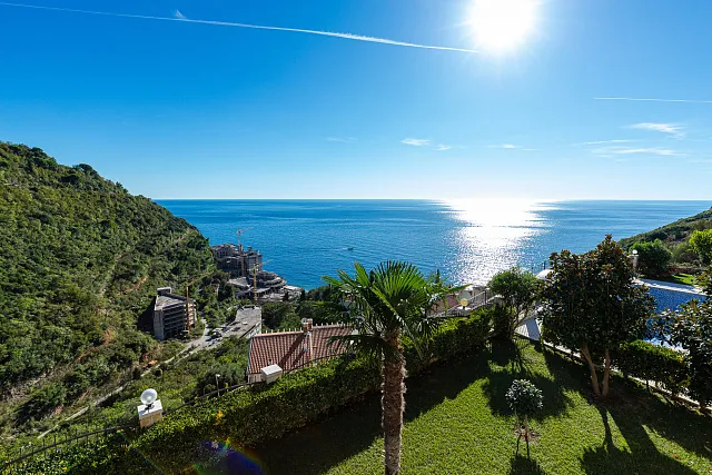 Eleganz und Gelassenheit in einer luxuriösen Villa mit Panoramablick auf das Meer. — photo 46