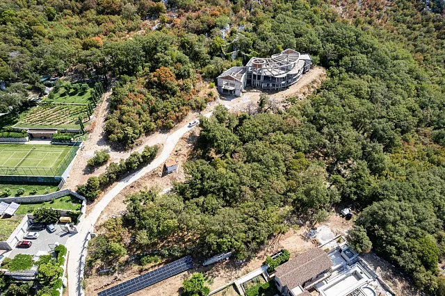 7.715 m² Grundstück mit Gebäuden und Rohbau nahe Sveti Stefan — photo 23