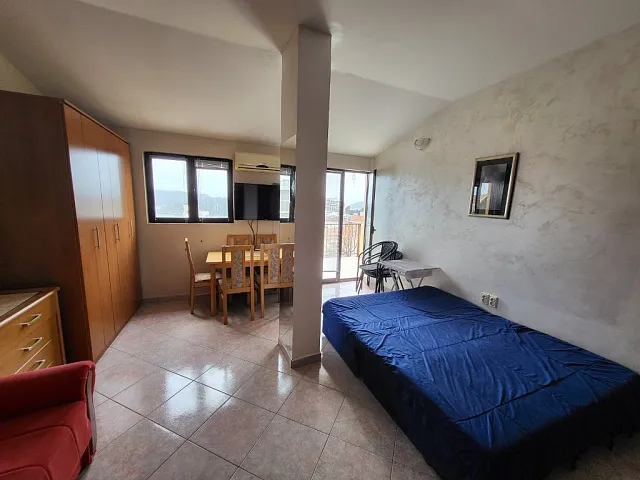 Ein-Zimmer-Wohnung mit Meerblick in Becici