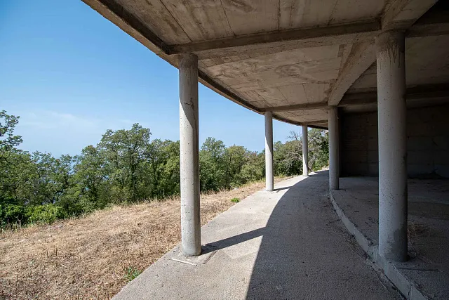 7.715 m² Grundstück mit Gebäuden und Rohbau nahe Sveti Stefan — photo 6