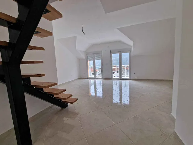 Maisonette-Wohnung mit drei Schlafzimmern in Igalo mit Meerblick
