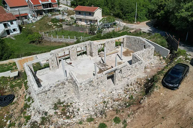 İkinci etap, kompleksin genel mimari kimliğini koruyan daha modern tasarıma sahip 12 daireli bir konut binasını kapsamaktadır.  Özellikler (1. etap ile aynı): — photo 11