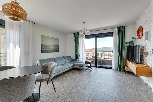 Moderne Drei-Zimmer-Wohnung im Zentrum von Tivat mit Meerblick — photo 8