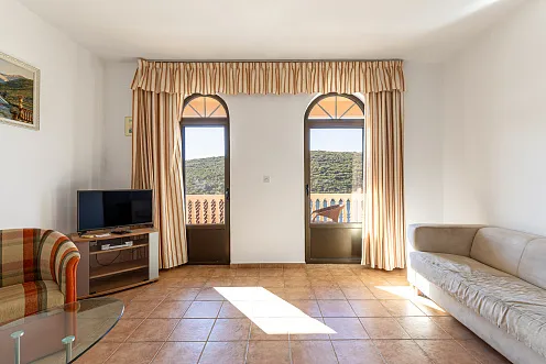 Gemütliche Wohnung in Bigovo direkt am Meer — mit Terrasse und Meerblick