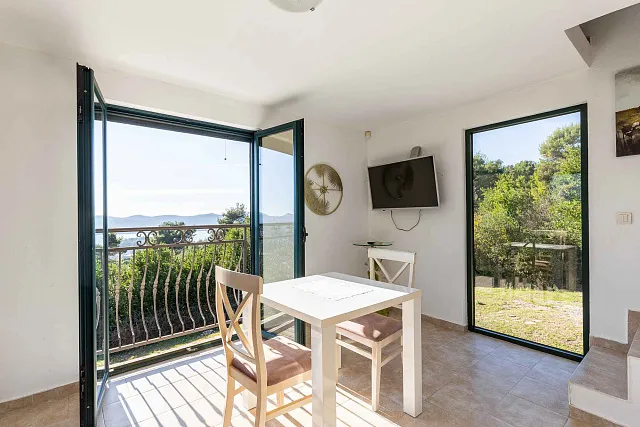 57 m² Haus mit einem Schlafzimmer, zwei Etagen und einem schönen Grundstück mit Meerblick in Mrčevac. — photo 10