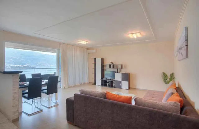 Geräumiges Apartment mit einem Schlafzimmer in Budva mit Meerblick — photo 4