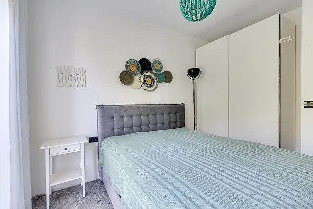 Moderne Drei-Zimmer-Wohnung im Zentrum von Tivat mit Meerblick — photo 31