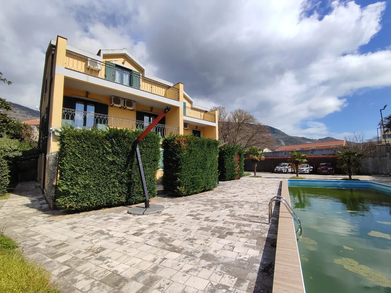 Reihenhaus mit Poolblick in Kotor, Lastva — 107 m² + Terrassen