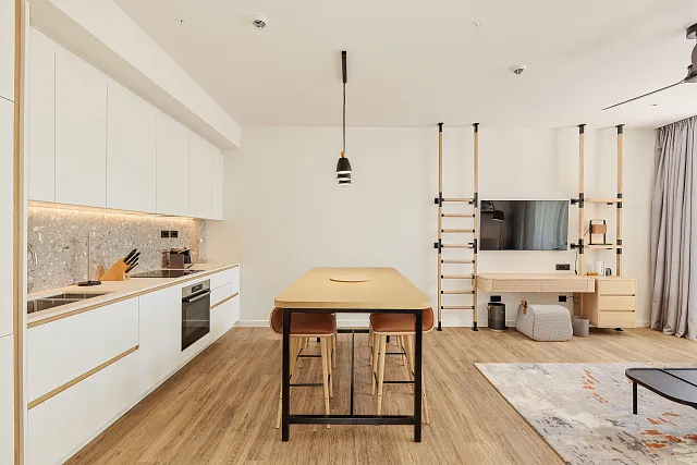 ZUM VERKAUF STEHT EINE LUXURIÖSE ZWEIZIMMERWOHNUNG