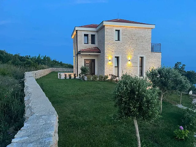 Neu gebaute Villa mit atemberaubendem Panoramablick auf die Riviera von Budva