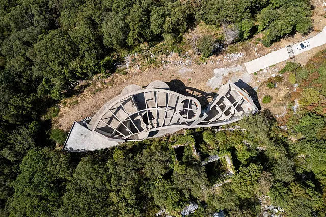 7.715 m² Grundstück mit Gebäuden und Rohbau nahe Sveti Stefan — photo 20