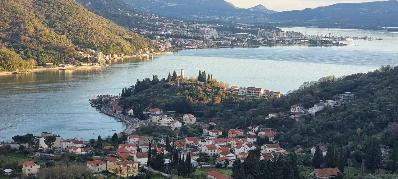 Grundstück in Herceg Novi mit genehmigtem Projekt