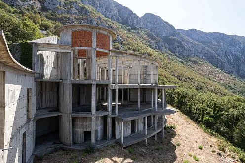 7.715 m² Grundstück mit Gebäuden und Rohbau nahe Sveti Stefan — photo 2