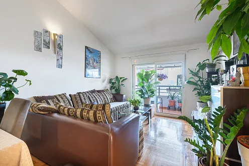 Großzügige möblierte Wohnung mit Möglichkeit zum Ausbau einer Galerie und Meerblick in Budva