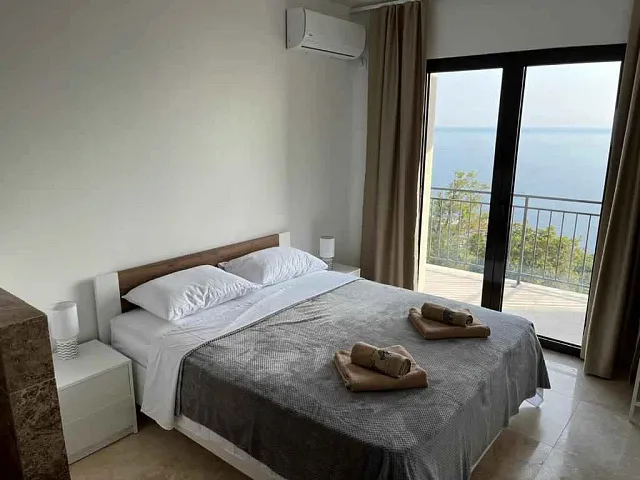 Neu gebaute Villa mit atemberaubendem Panoramablick auf die Riviera von Budva — photo 17