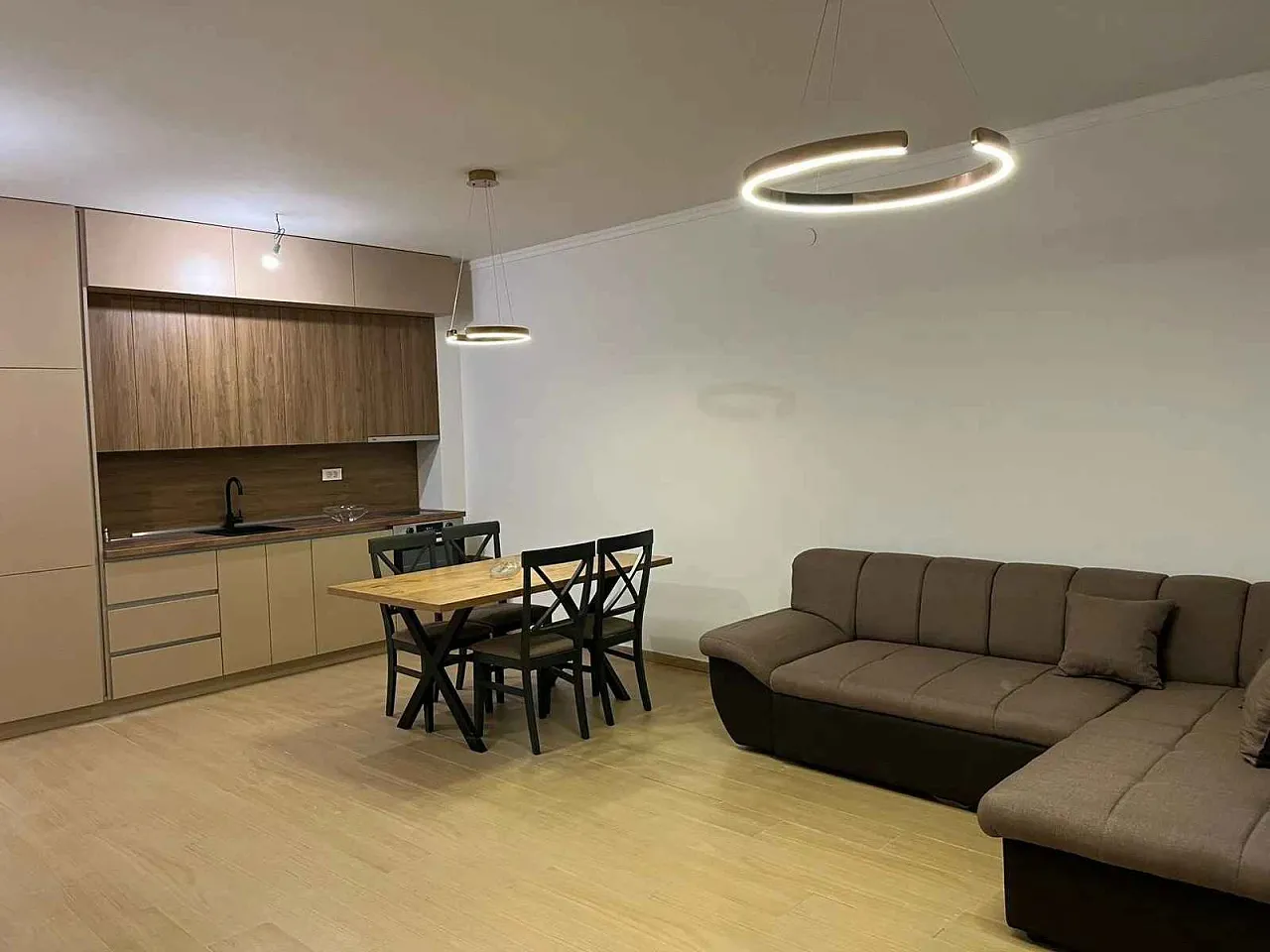 Zu verkaufen geräumige Wohnung in Dobrota mit Bergblick