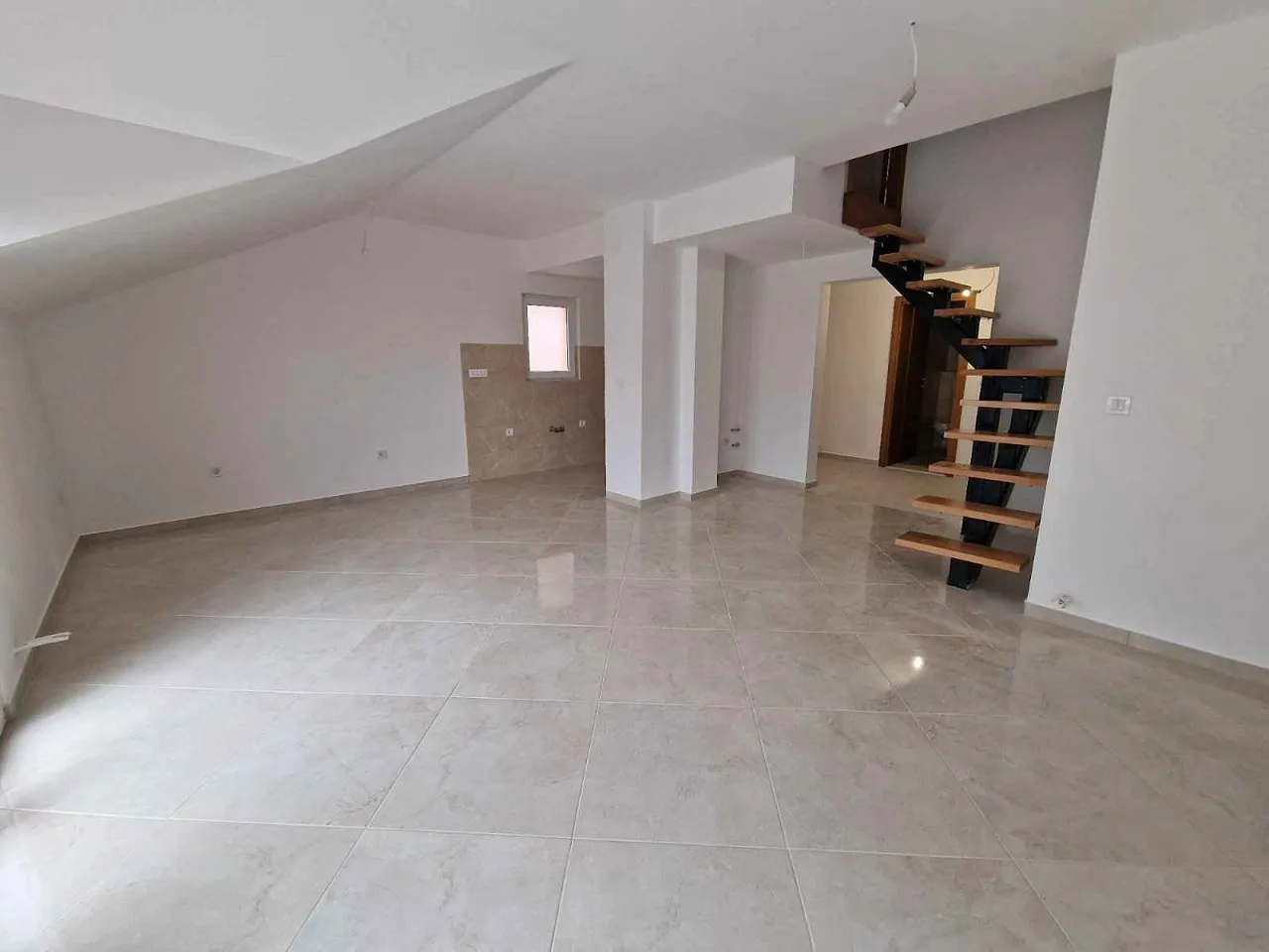 Maisonette-Wohnung mit drei Schlafzimmern in Igalo mit Meerblick