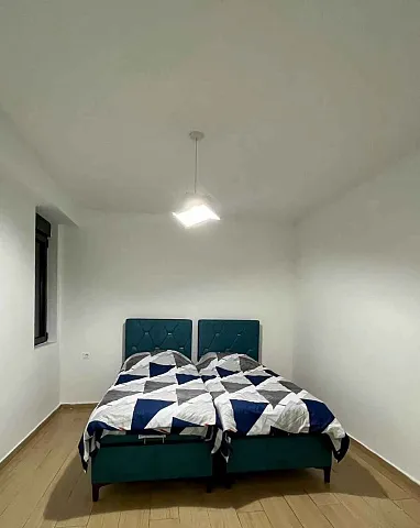 Zu verkaufen geräumige Wohnung in Dobrota mit Bergblick — photo 4