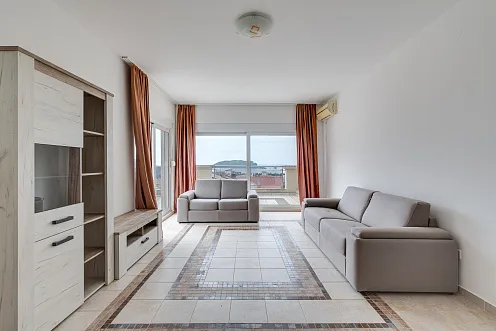 Möblierte 1-Zimmer-Wohnung in Budva, Lazi – 89m² mit Meerblick