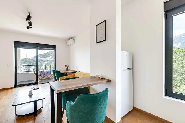 Möblierte Wohnung mit einem Schlafzimmer, Meerblick und Garagenplatz in einem neuen Gebäude — photo 4