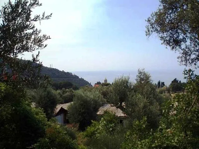 Grundstück in Budva mit Meerblick