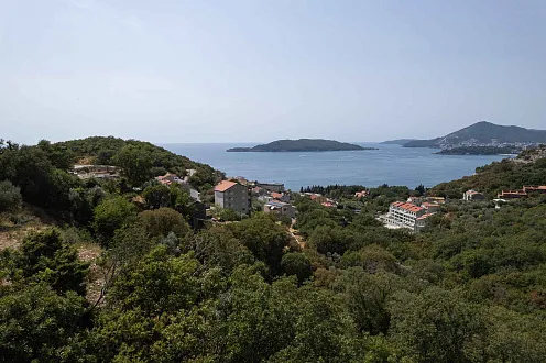 EXKLUSIVE INVESTITIONSMÖGLICHKEIT IN DER NÄHE VON KAMENOVO UND SVETI STEFAN