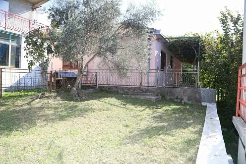 Haus mit Innenhof und Auffahrt in Belishi
