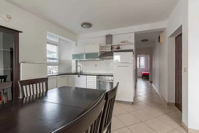 Eine 72 m² große Wohnung im Zentrum von Budva — photo 12