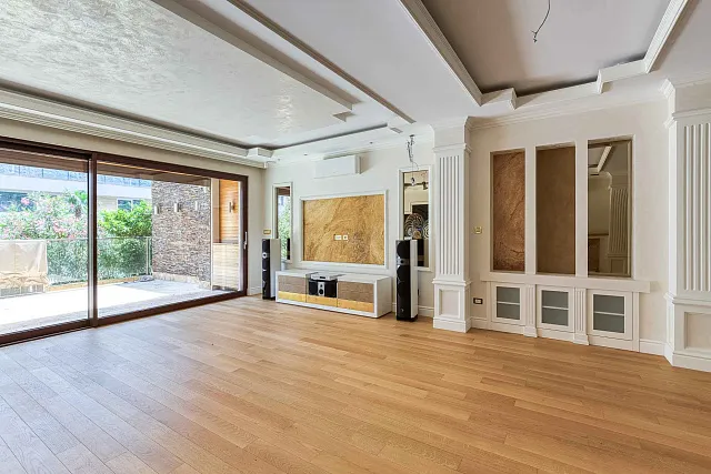 Luxuriöse Ein-Zimmer-Wohnung mit Designer-Innenraum — photo 12