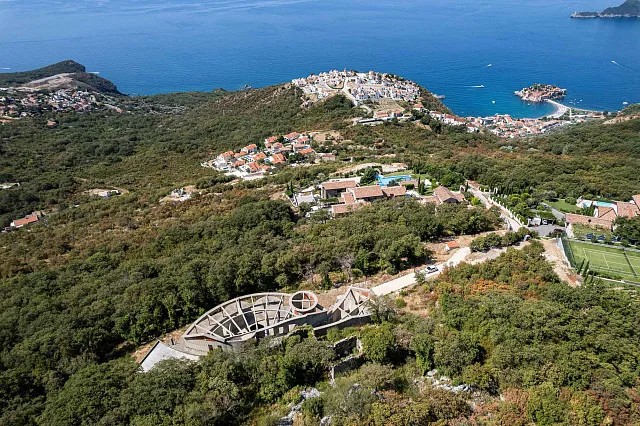 7.715 m² Grundstück mit Gebäuden und Rohbau nahe Sveti Stefan — photo 32