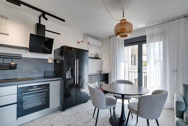 Moderne Drei-Zimmer-Wohnung im Zentrum von Tivat mit Meerblick — photo 15