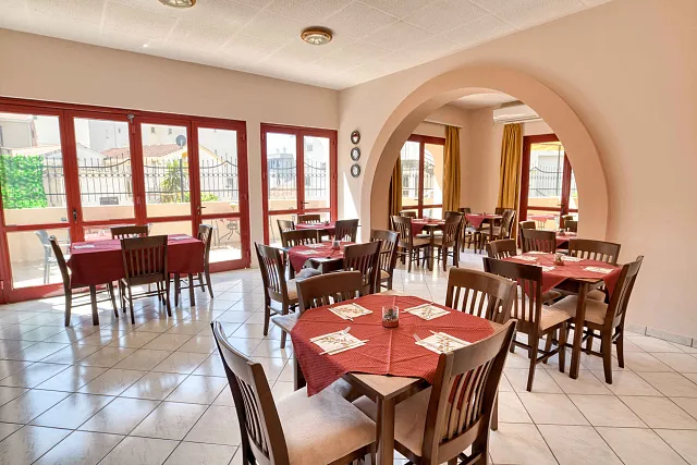 Voll ausgestattetes Hotel mit Restaurant in Bečići – 200m vom Meer