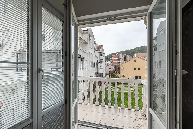 Eine 72 m² große Wohnung im Zentrum von Budva — photo 6