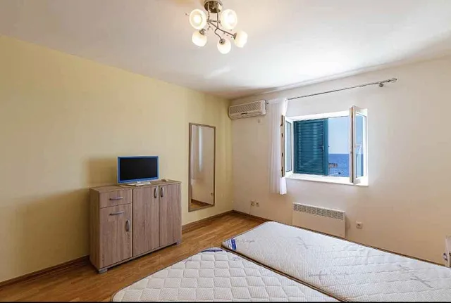 Geräumige Duplex-Wohnung mit Meerblick in Sveti Stefan — photo 34