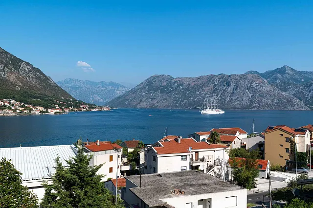 Zwei-Zimmer-Wohnung in Dobrota, Kotor — 61 m²