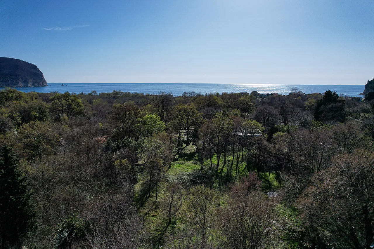 Urbanisiertes Grundstück 750 m² in Buljarica – nur 400 m vom Strand – Top Investition
